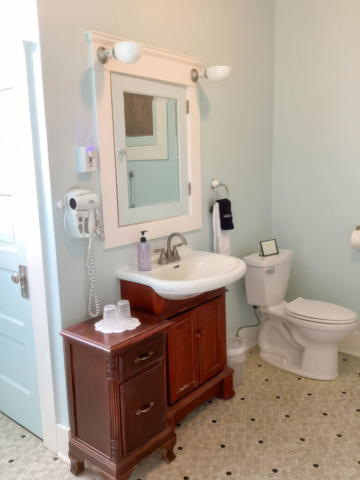 Main House Bathroom - Room 204